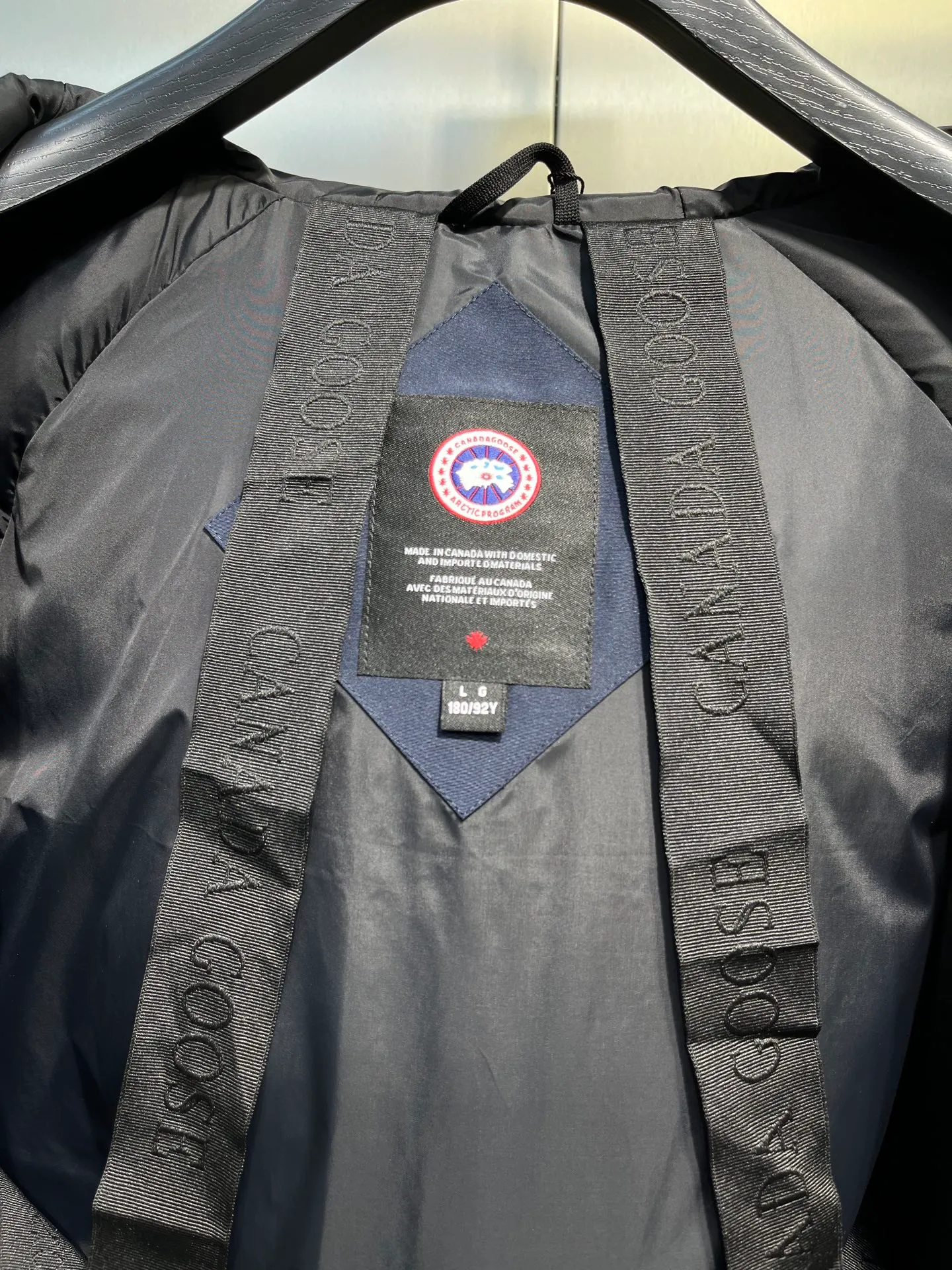 P780 high-end version (new version of Big Goose 01) Canada Goose Canada Goose #Chilliwack 7999M bomber jacket short down jacket/01 model #Men and Women Same Style# ➖ Genuine synchronous anti-counterfeiting chip sensor! ➖ Imported 21S polyester-cotton blended original fabric [last year’s 16S/18S hard fabrics have been completely eliminated, this year all use 21S genuine synchronous fabrics, the soft mid-strap feels delicate and textured], genuine synchronous Feather-Light 10D waterproof coating fabric, made of 84.5 polyester fiber and 15.5 cotton, 100% the best feel in the entire network! ➖ The genuine official website is synchronized with the national standard 80 white duck down, you can check the official website customer service, there will never be a series of misleading claims such as 90 down or goose down! ➖ Using the best nylon lining with double double-layer sealing design, velvet-proof No. 7 needle + grid-filled down ready-made garments, there is 100% no so-called velvet running! ➖ The cuffs are designed with thickened seamless threads, and the collar and pockets are lined with top-quality polar fleece to keep you warm and comfortable! ➖ Yoshida YKK provides original custom-made electroplated sliders. YKK two-way lockable zippers are tight and smooth and will not peel off paint! ➖ 3M composite guarantees that the Velcro is the same as the original, durable, and all accessories and hardware are custom-made! ➖ Imported BEHRINGER embroidery machine to customize the 10,000-needle embroidery logo, 98% of which can be reproduced to restore the original logo. You can check and compare on the official website! ➖ The fur collars are all made of large pieces of Western Canadian blue wolf hide, ensuring that each fur collar is 13-15cm wide!   Size:XS-XXL